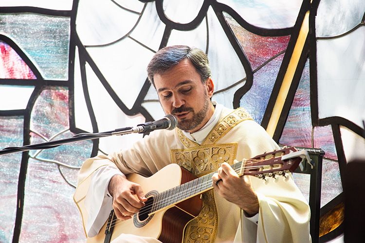 No ritmo: Padre Francys visita PUC-Rio
